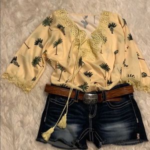 Never worn ... bright fun yellow top size large